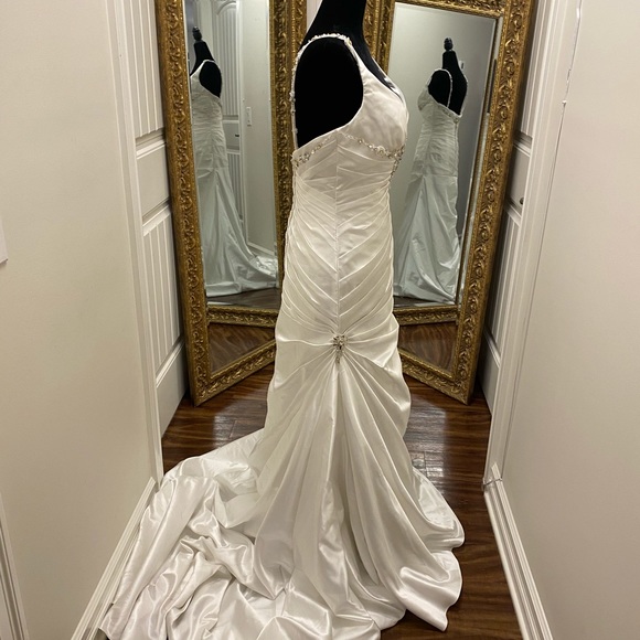 Demetrius wedding dress - Picture 5 of 9